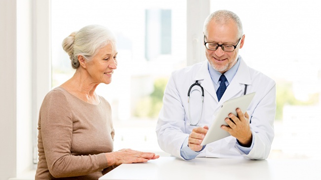 Mua bảo hiểm y tế cho người trên 60 tuổi hiện nay ra sao?